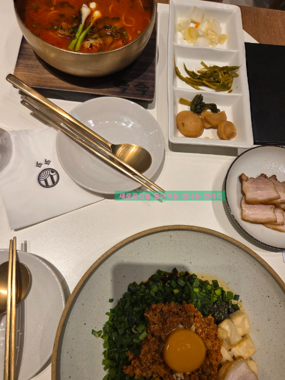 I personally think this is a good place for travelers who want something that feels a bit stylish without losing the Korean character. The two dishes I would recommend are the short rib noodles and the barley doenjang noodles.