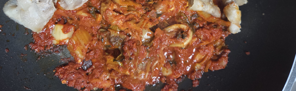 Cut kimchi into small pieces. Cut it with scissors or cut it with a knife