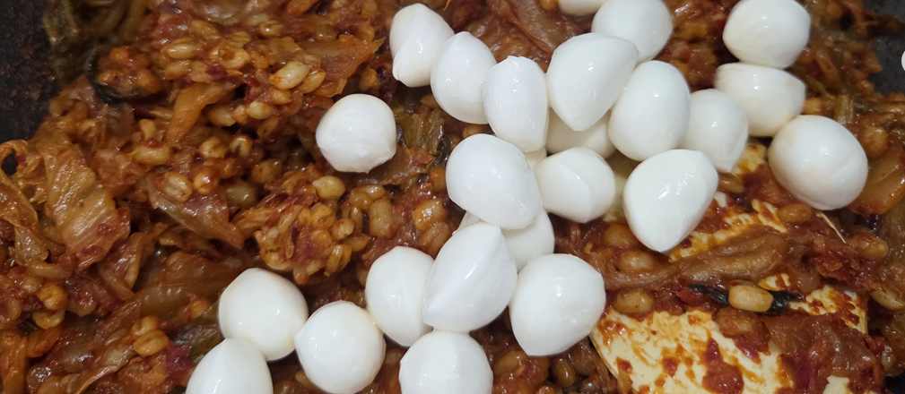 It's a picture of mozzarella cheese in minced kimchi fried rice.