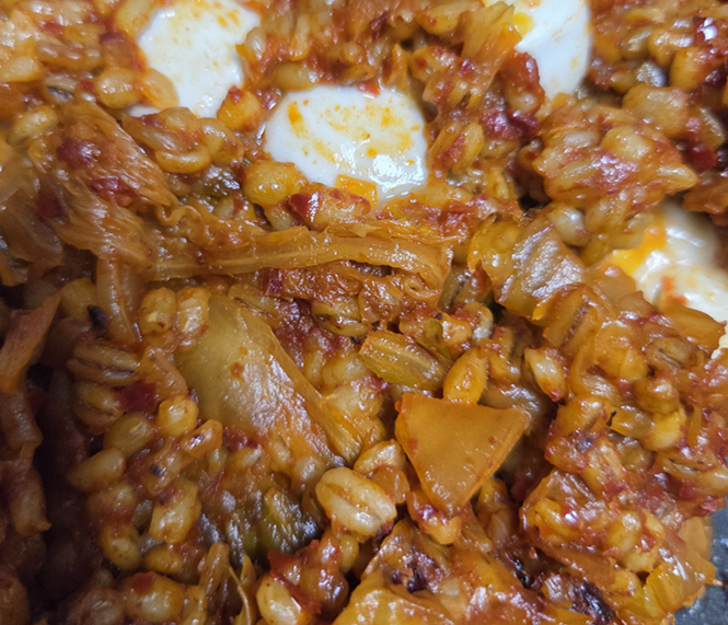It is a picture of kimchi fried rice that looks delicious because mozzarella with mozzarella cheese melted in minced kimchi fried rice.