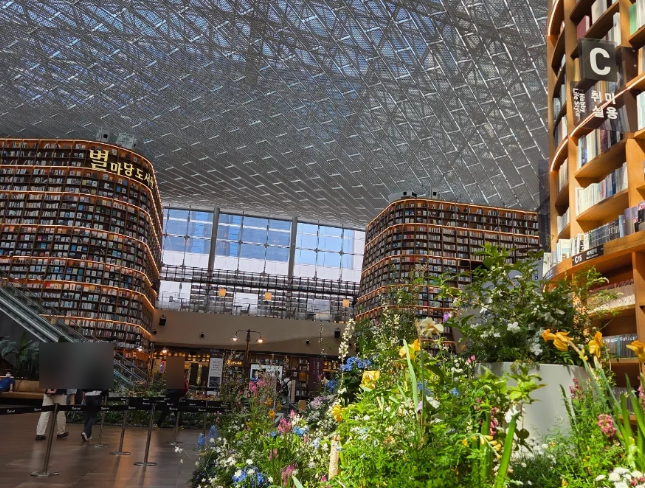 I took a picture of the Byeolmadang library inside COEX.