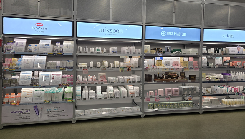 A panoramic view of the interior of the Mega Factory Pharmacy in Geumcheon-gu (cosmetic display stand sold at pharmacies)
