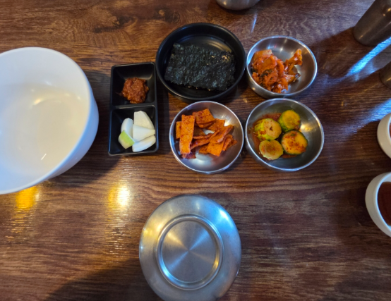 It is a clear cod soup, rice, and side dishes that are frequently visited by locals in Korea.