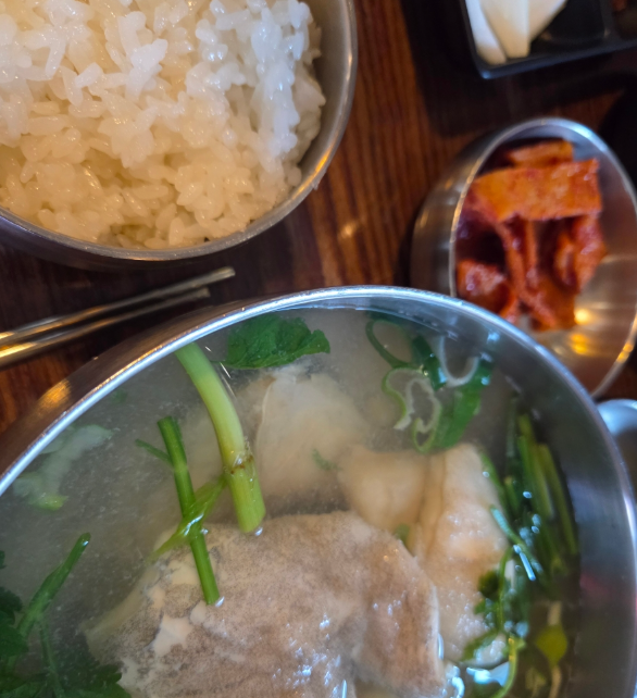 It is a clear cod soup, rice, and side dishes that are frequently visited by locals in Korea.
