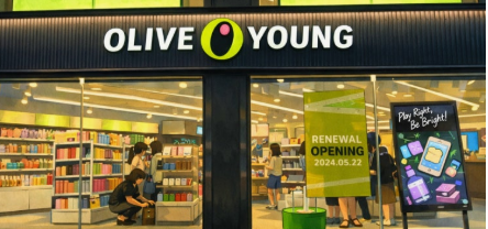 Olive Young has many trendy Korean cosmetics and is a picture of the entrance to Olive Young.