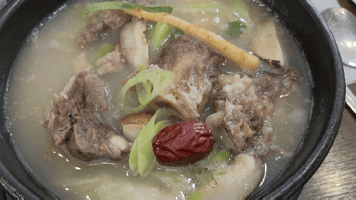 The Korean food, galbitang, is boiling. It's a soup dish, but beef ribs, ginseng, and jujube are mixed together and boiling deliciously